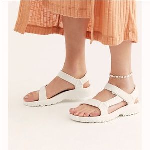 🌞Teva white Hurricane Drift Sandal🌻